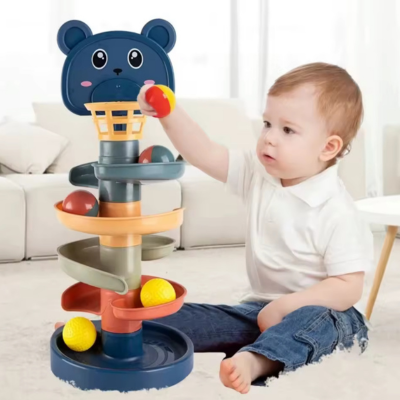 Bébé joue en lançant la balle dans le jouet bebe eveil tour à balles 5 étages.