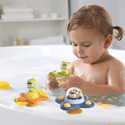 Jouet de bain gyroscopique pour bébé tournant dans la baignoire sur une surface lisse.
