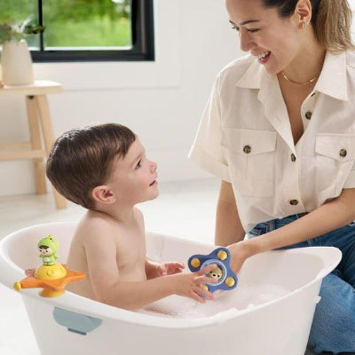 Jouet de bain mignon en rotation utilisé dans la baignoire pour distraire bébé.