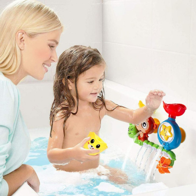 Maman et l'enfant jouent ensemble dans la baignoire dans l'eau.