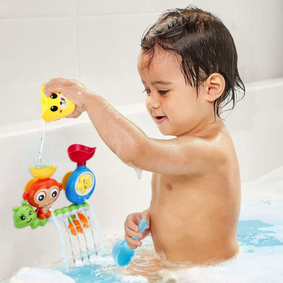 Un enfant joue dans l'eau avec le jouet de bain splash aventure.