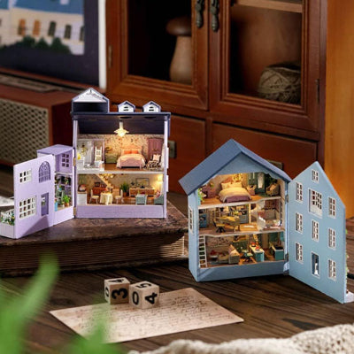 Ensemble de petite maison pour poupee alignées et mises en valeur dans la scène.