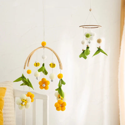 Mobile bébé fleurs et abeilles suspendu sur le lit de bébé.
