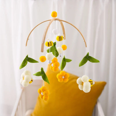 Zoom de près sur le mobile bébé fleurs et abeilles.