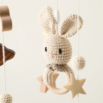 Zoom sur le mobile bébé hochet lapin.