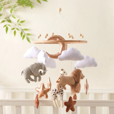 Mobile bebe jungle enchantée tourne sur le lit avec différentes formes : étoiles, lune, nuages et les animaux. Il éveille la curiosité.

