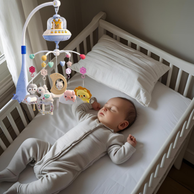 Bébé dort dans son lit à barreaux, le mobile bebe musical et lumineux suspendu sur celui-ci.