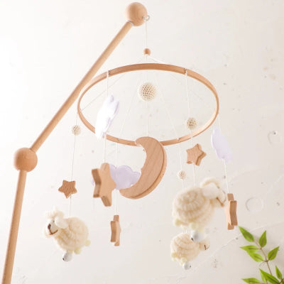 Zoom de bas sur le mobile bébé moutons étoilé.