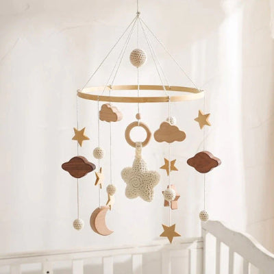 Mobile bebe nuage musical suspendu sur le plafond en haut du lit bébé. Zoom sur les objets éveillant les sens.