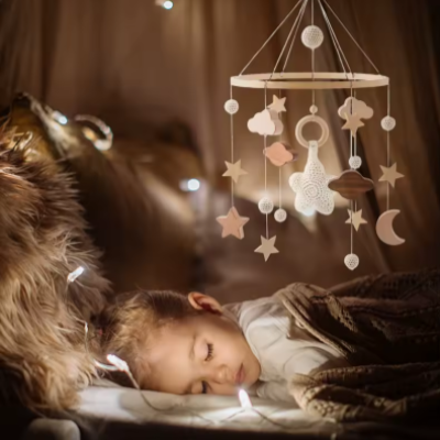 Mobile bebe nuage musical suspendu près de l'enfant qui dort dans la douceur de celui-ci.