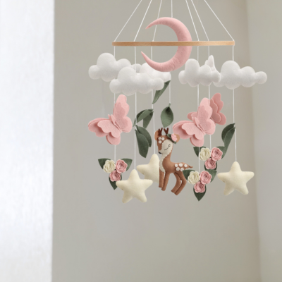 Mobile bébé papillons suspendu, vue de devant.