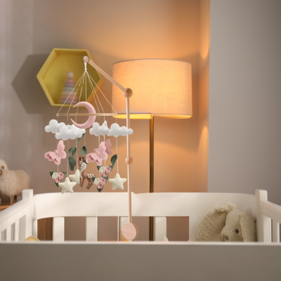 Mobile bébé papillon suspendu sur le lit de bébé.