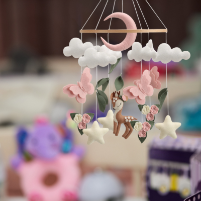 Zoom de près sur le mobile bébé papillon.