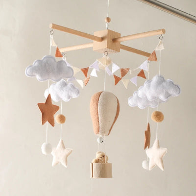 zoom sur le mobile pour lit bebe suspendu sur lit de bebe. 