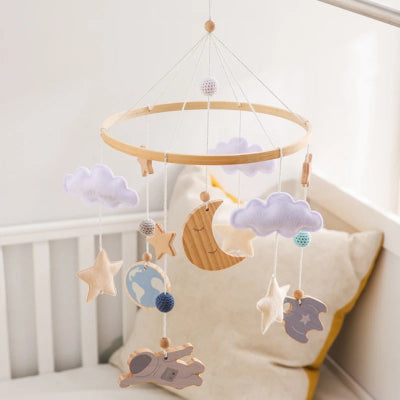 zoom de devant sur le mobile pour lit bebe mettant en avant les jouets suspendus.