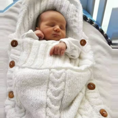 Bébé dort dans son nid d'ange bebe deluxe blanc.