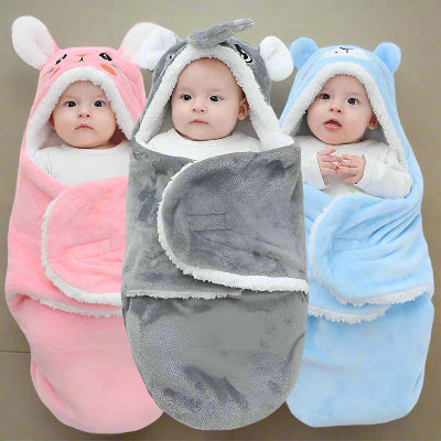 les bébés enveloppés dans leur nid d'ange bebe polaire doux chacune differente couleur: rose, bleu, et gris.