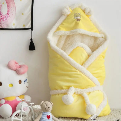 Nid d'ange bebe Cocon nuageux jaune déposé sur le plancher contre le mur.