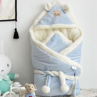 Nid d'ange bebe Cocon nuageux bleu placé contre le mur.