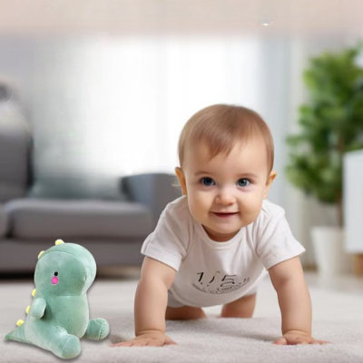 Bébé en train de jouer en présence de sa peluche T-Rex à côté.