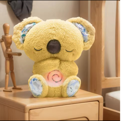 Peluche koala jaune déposé sur la table de chevet.
