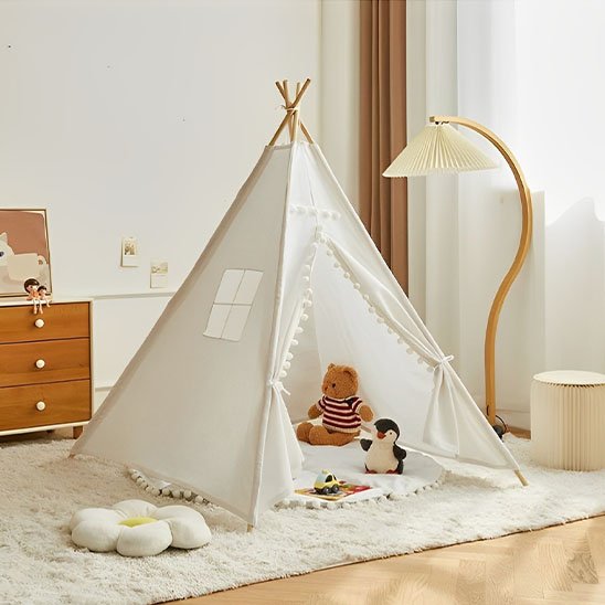 Tipi enfant beige décoré avec des coussins pour un espace de détente.