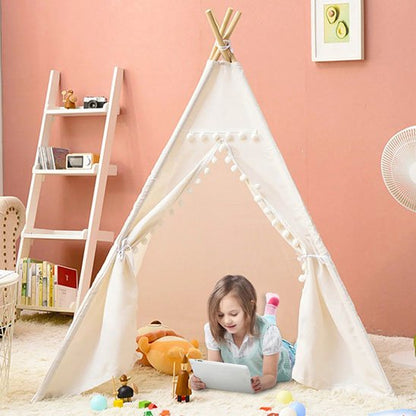 Tipi enfant dans une chambre d’enfant servant de cabane et aire de jeu.