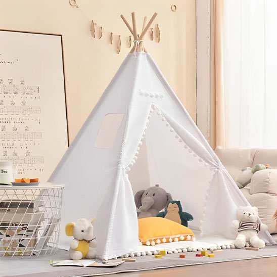 Tipi enfant installé dans une chambre pour créer un coin jeu cosy.