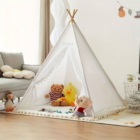 Tipi enfant monté dans le salon avec un tapis douillet à l’intérieur.