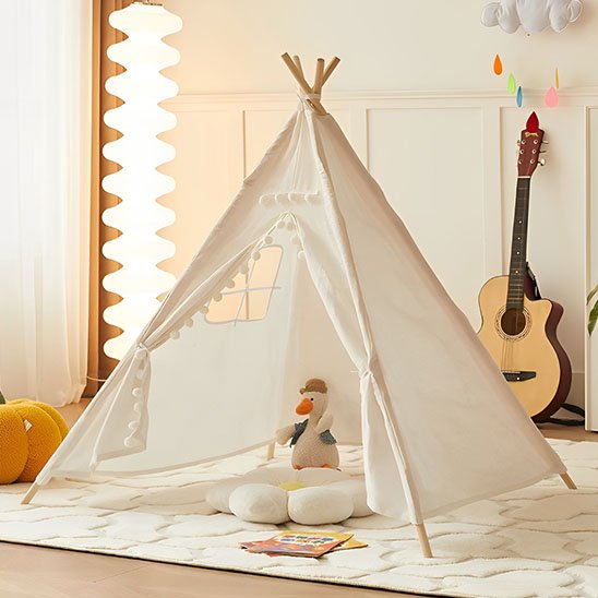 Tipi enfant utilisé comme tente de lecture dans une salle de jeux.