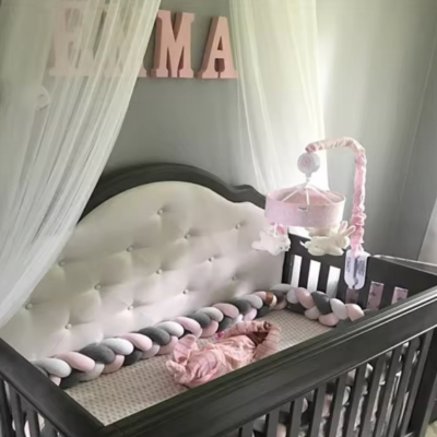 Tour de lit bebe blanc rose gris installé dans le lit à barreaux, vue de haut.