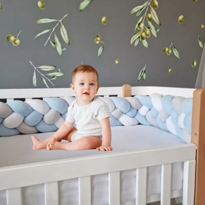 Tour de lit bebe bleu, blanc et gris 3 brins, vue de côté.