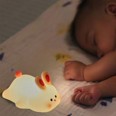 Veilleuse bébé, Bunny Bliss illumine la chambre pendant que bébé dort à côté.
