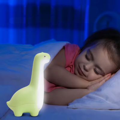 Bébé dort paisiblement en présence de la veilleuse bébé dinosaure.