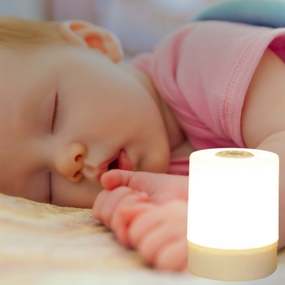 Veilleuse bébé Lunella placée à côté de bébé qui dort.