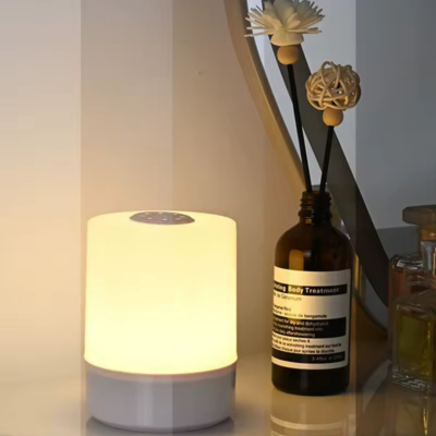 Veilleuse bébé Lunella mise en avant près d'un miroir et décor maison. 