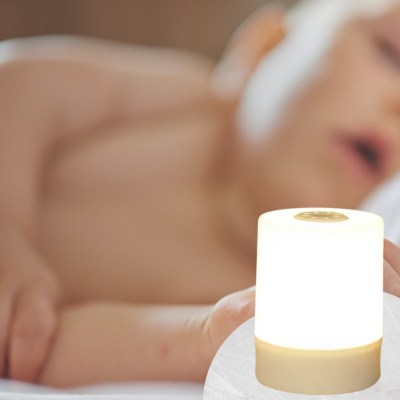 Veilleuse bébé Lunella placée à côté d'un enfant qui dort.