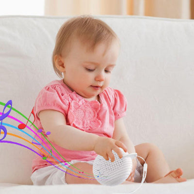 Bébé joue avec la veilleuse bruit blanc sans danger.