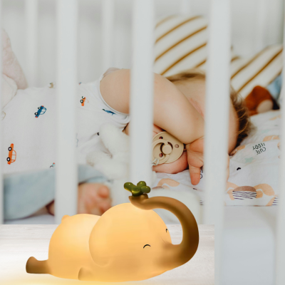 Bébé dort dans son berceau placé au coin la veilleuse enfant éléphant confortable.